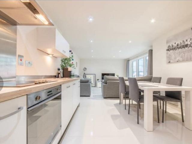 2 Bed Flat, Canal Wharf, B1