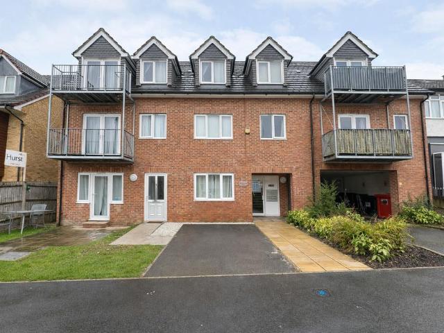 2 Bed Flat, Chairborough Road, High. 2 bed flat to rent £1,400 pcm £323 pw
