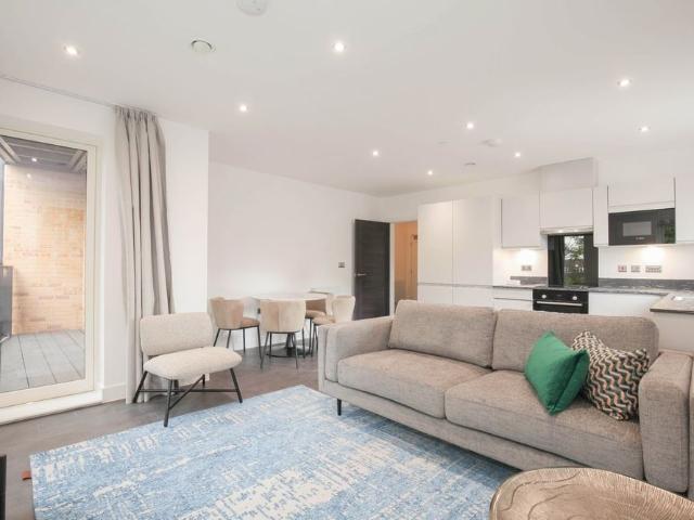 2 Bed Flat, Chaplin Court, TW8