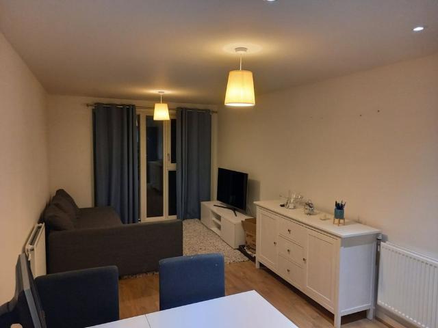2 Bed Flat, Claret Court, CR0