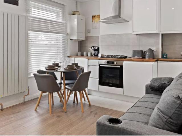 2 bed flat close to train/tube station