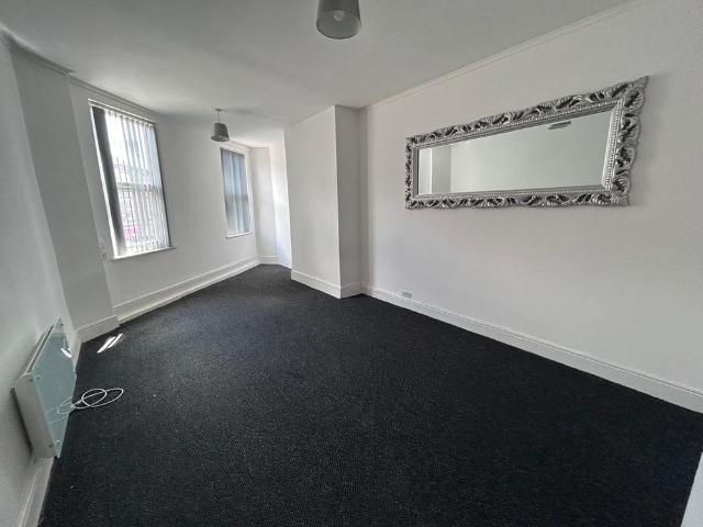 2 Bed Flat, County Road, L4