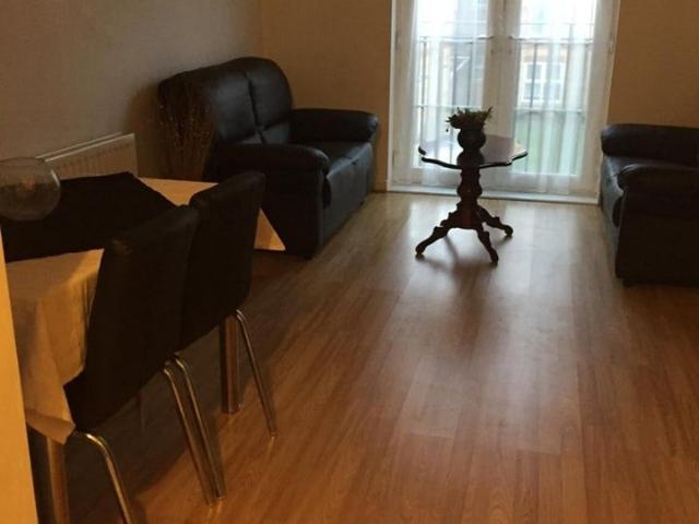 2 Bed Flat, De Havilland Square, IG1