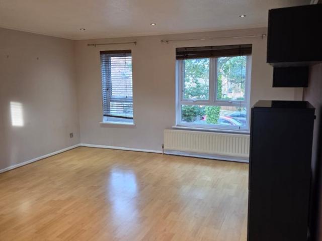 2 Bed flat fully refurbished