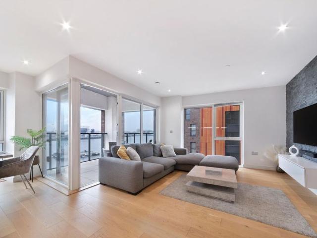 2 bed flat for rent in Lotus House, E14
