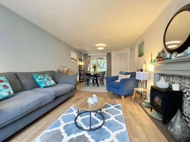 2 bed flat for sale