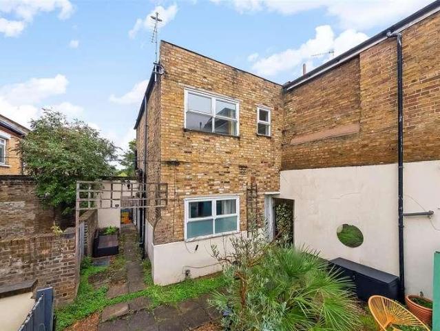 2 bed flat for sale