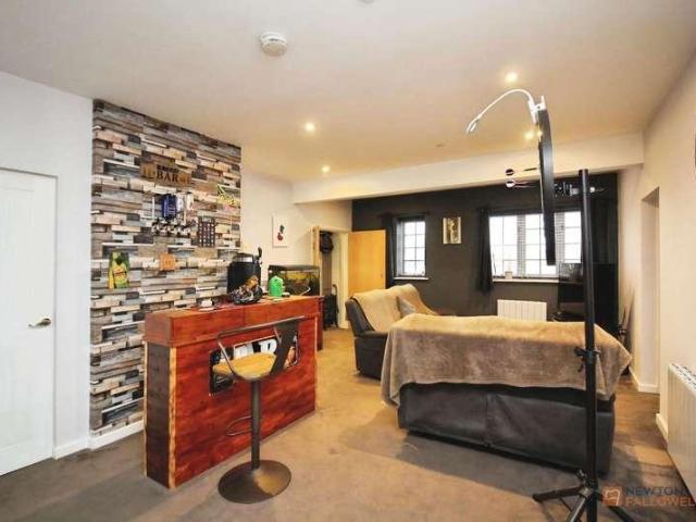 2 bed flat for sale