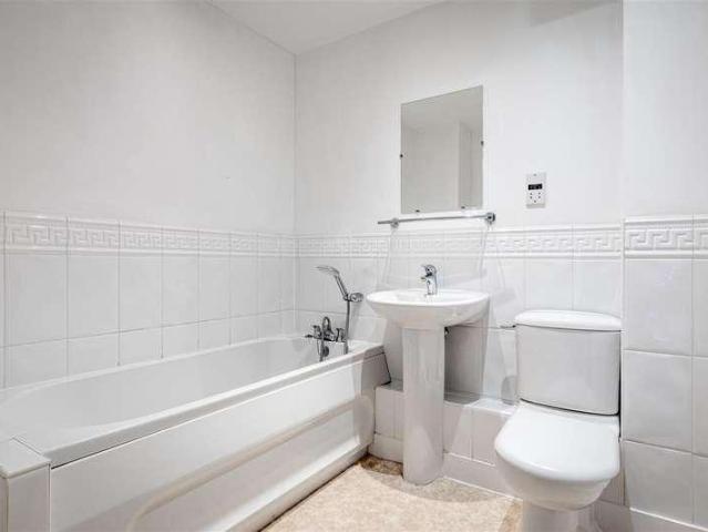 2 bed flat for sale
