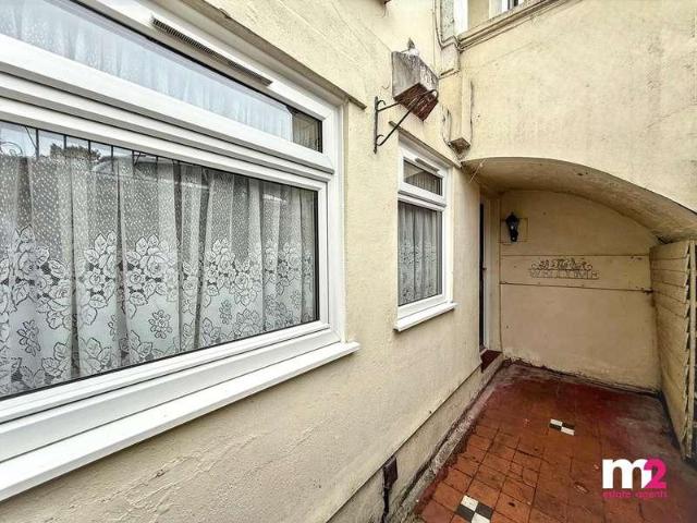 2 bed flat for sale