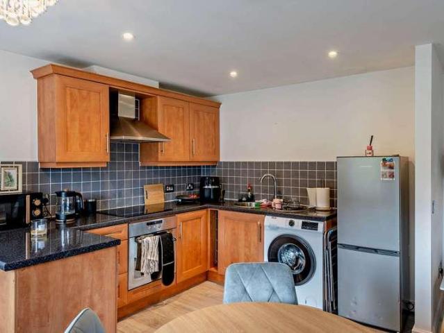 2 bed flat for sale