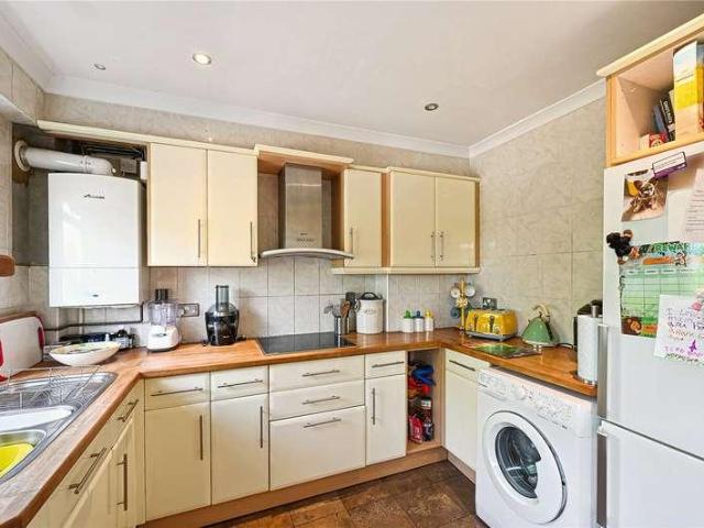 2 bed flat for sale