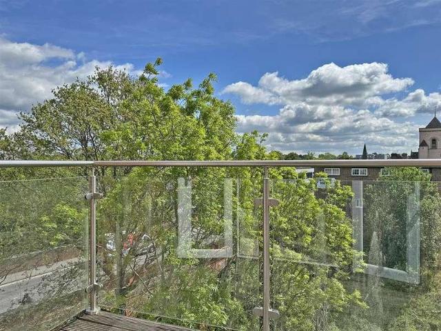 2 bed flat for sale