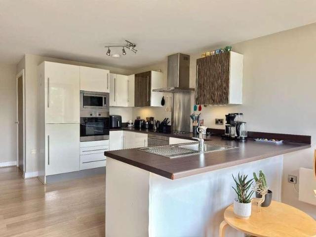 2 bed flat for sale