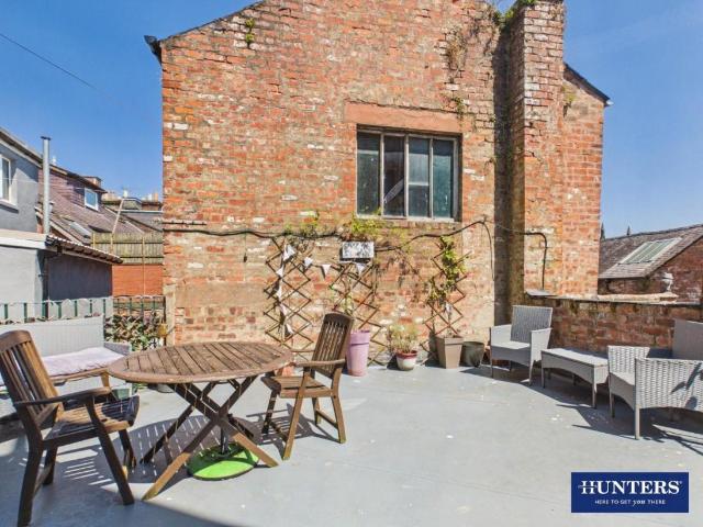 2 bed flat for sale
