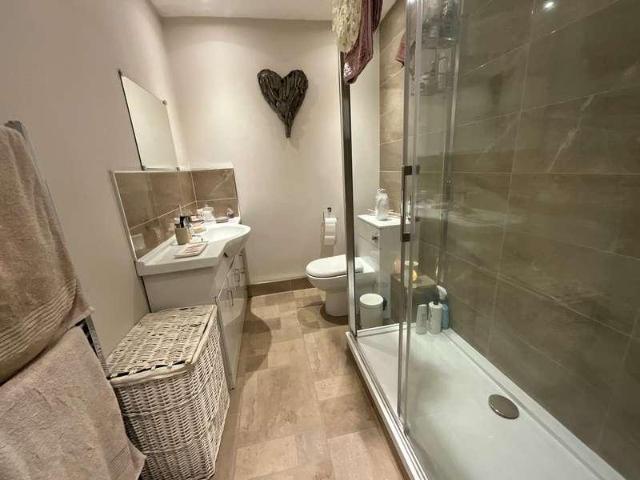 2 bed flat for sale