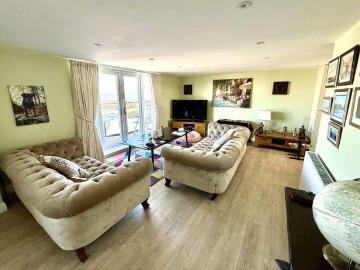 2 bed flat for sale
