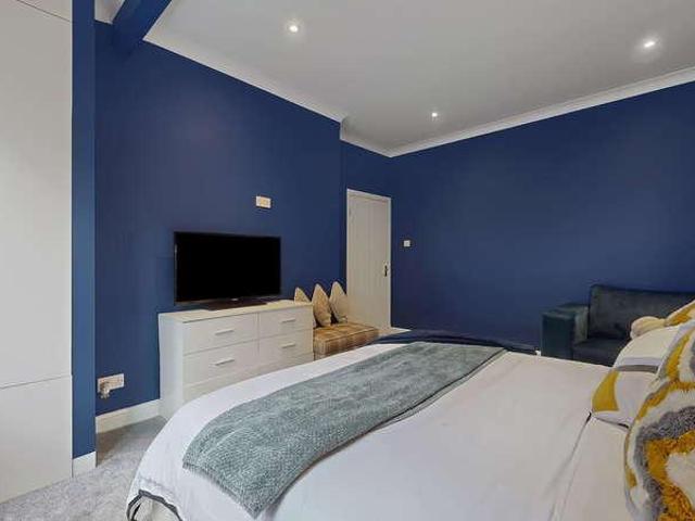 2 bed flat for sale