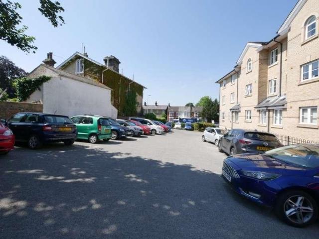 2 bed flat for sale
