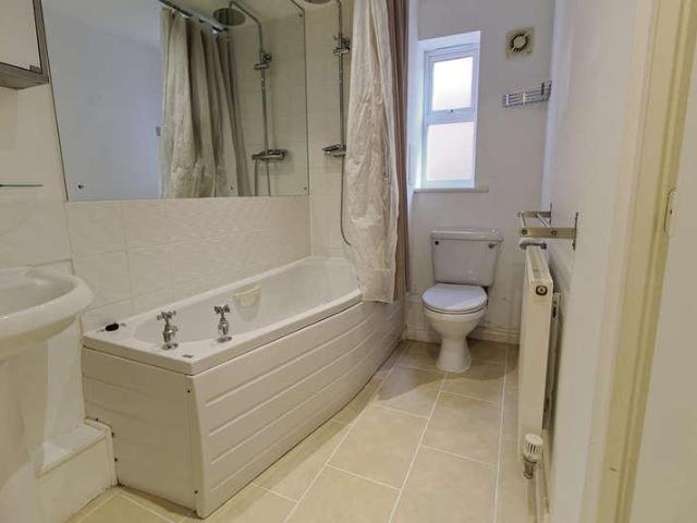 2 bed flat for sale