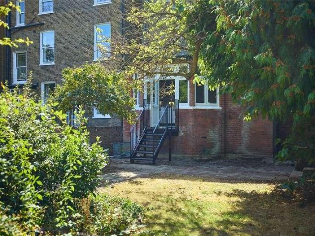 2 bed flat for sale