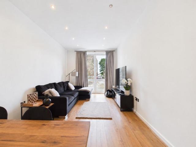 2 bed flat for sale