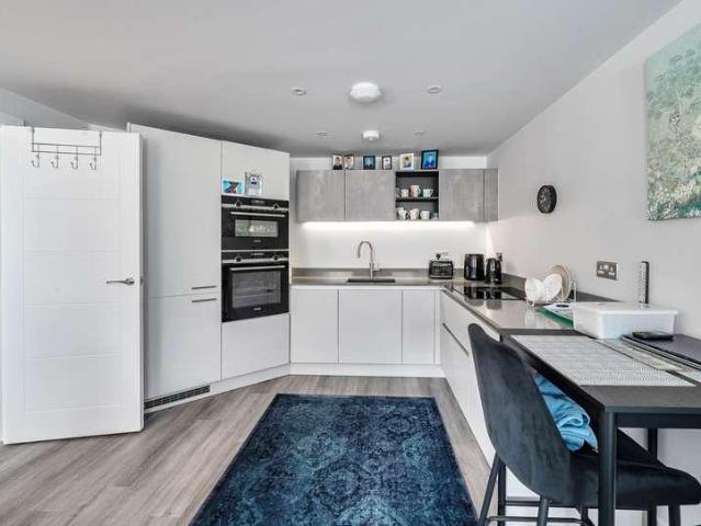2 bed flat for sale