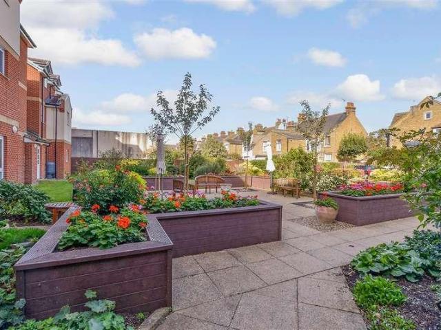 2 bed flat for sale