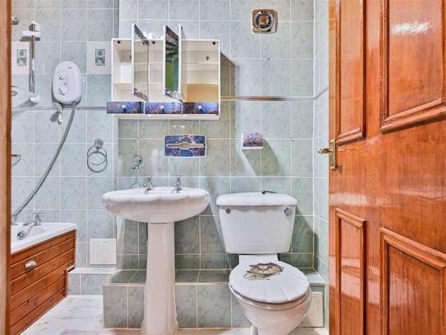 2 bed flat for sale