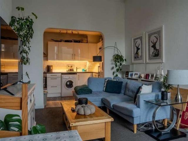 2 bed flat for sale