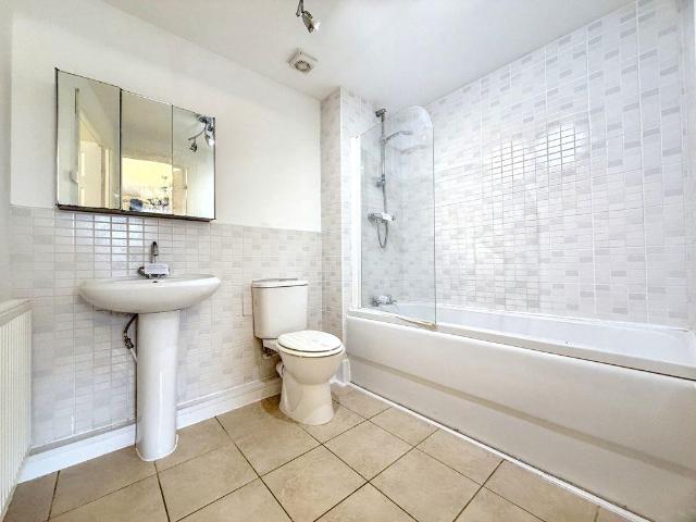 2 bed flat for sale