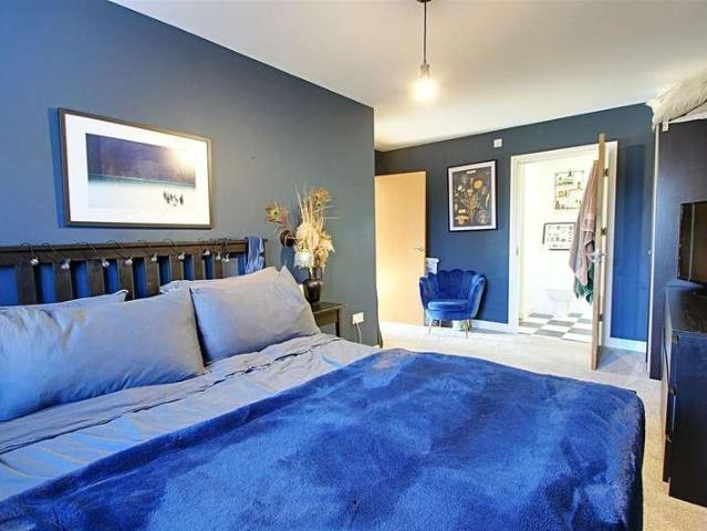 2 bed flat for sale