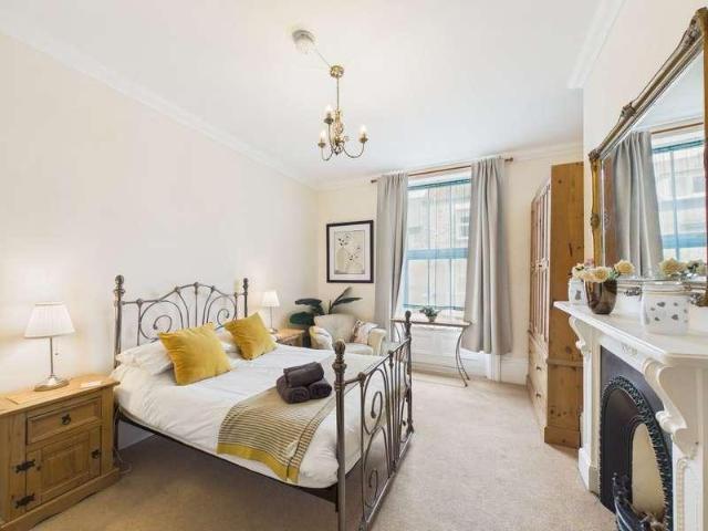 2 bed flat for sale