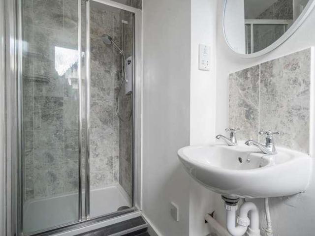 2 bed flat for sale