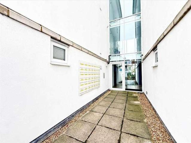 2 bed flat for sale