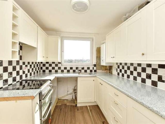 2 bed flat for sale