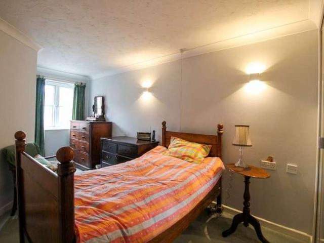 2 bed flat for sale