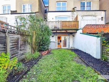 2 bed flat for sale