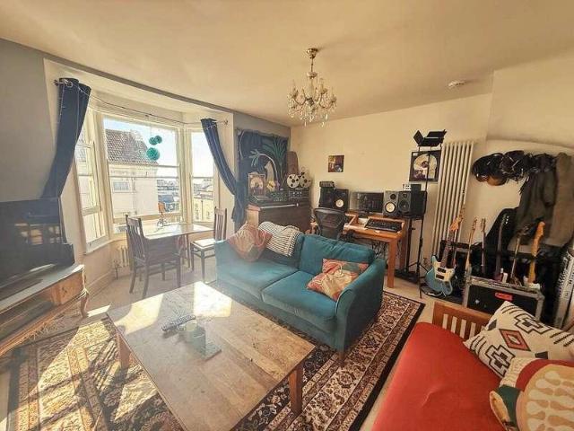 2 bed flat for sale