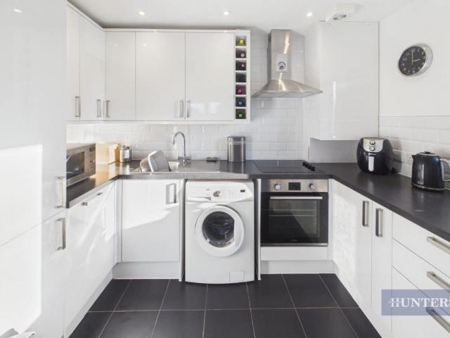 2 bed flat for sale