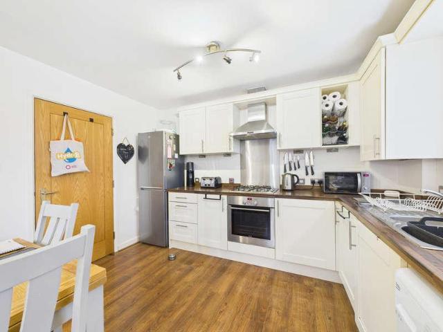 2 bed flat for sale