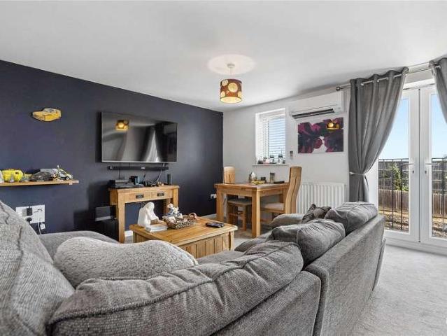 2 bed flat for sale