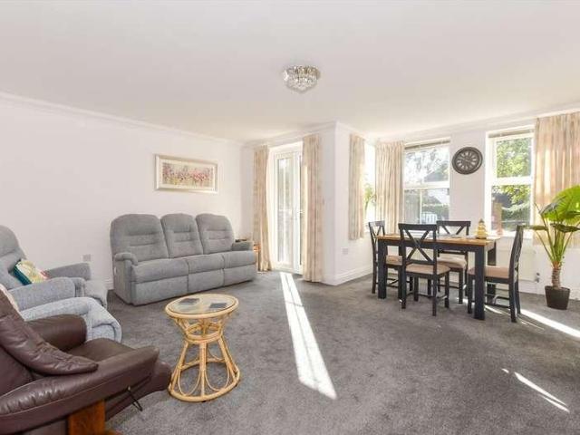 2 bed flat for sale