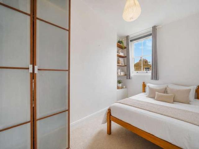 2 bed flat for sale