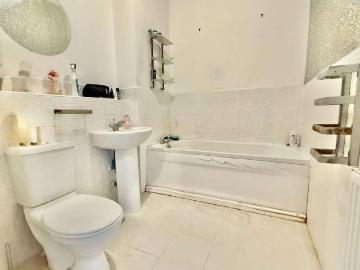2 bed flat for sale