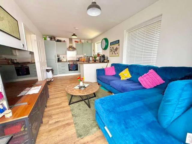 2 bed flat for sale