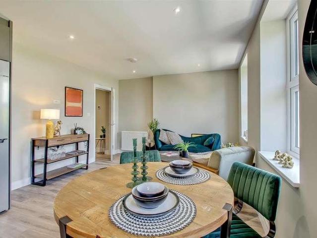 2 bed flat for sale