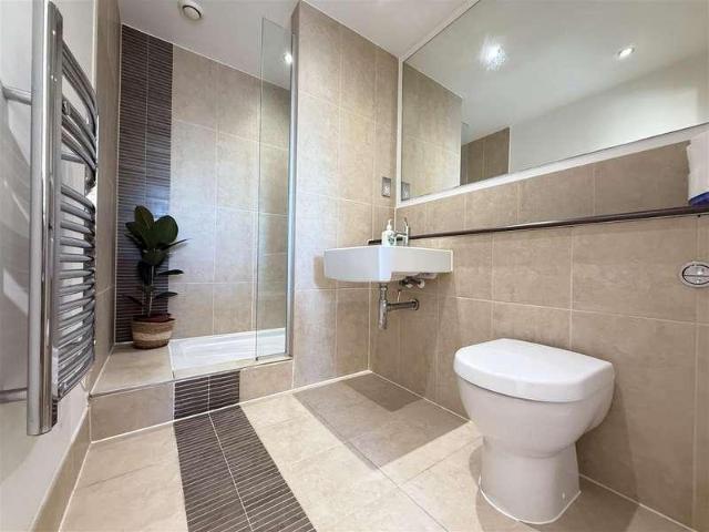 2 bed flat for sale