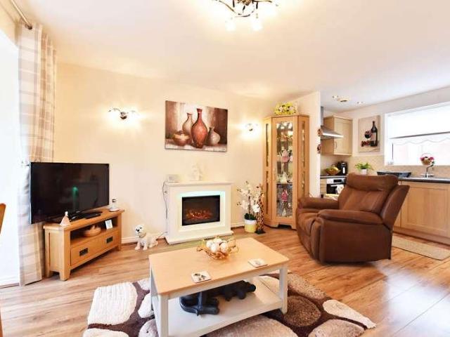 2 bed flat for sale