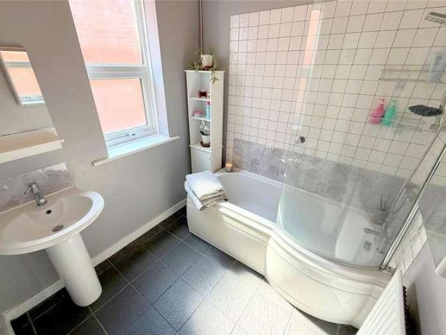 2 bed flat for sale